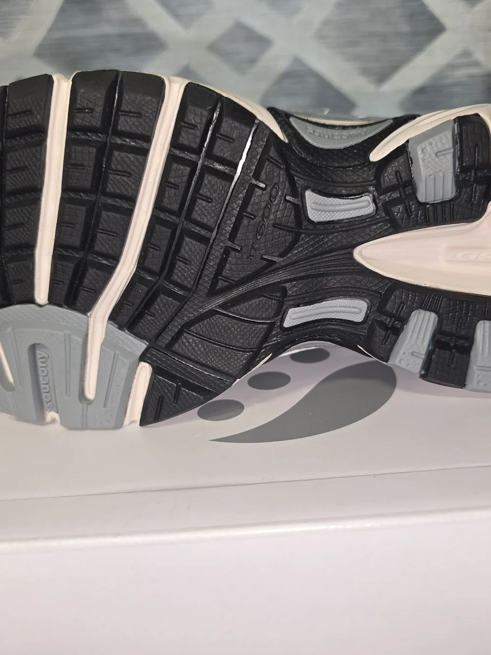 Saucony metallic comfort upper